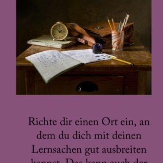 Richte dir einen Ort ein, an dem du dich mit deinen Lernschen gut ausbreiten kannst. Das kann auch der Küchentisch sein.