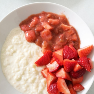 Milchreis mit Erdbeeren und Rhabarber 